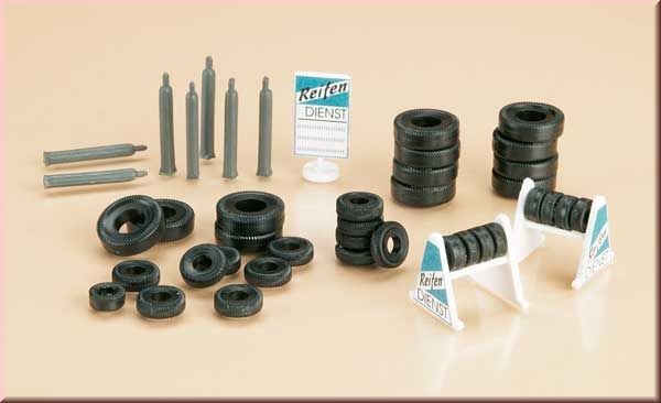 Stojany s pneumatikami a tlakovými lahvemi