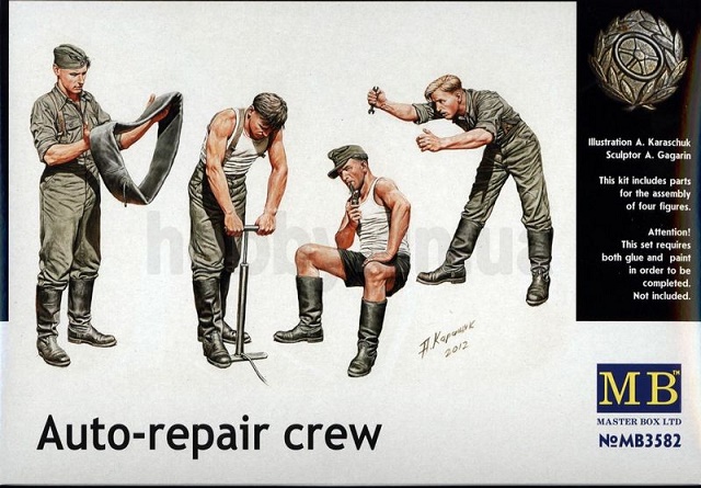 Německá osádka opravující automobil