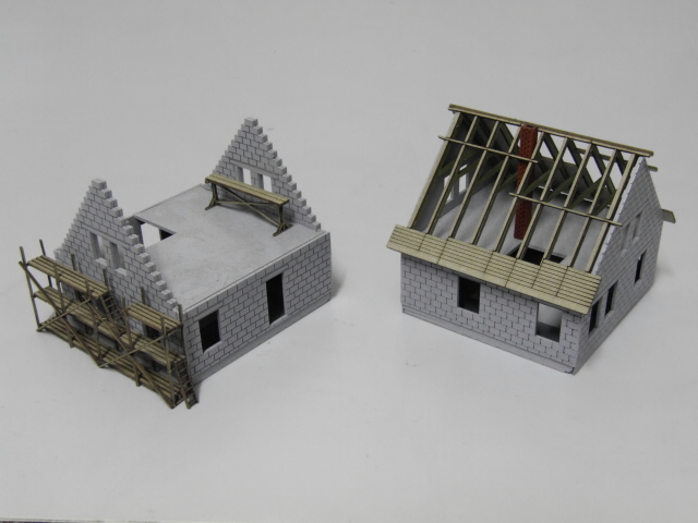 Rozestavěnný domek s lešením - 2 ks    TT