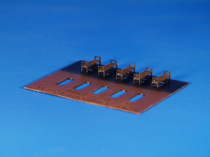 Lavička bez opěrky hranatá, barvená    TT