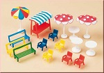 Столы, стулья, зонтики от солнца, скамейки-качалки